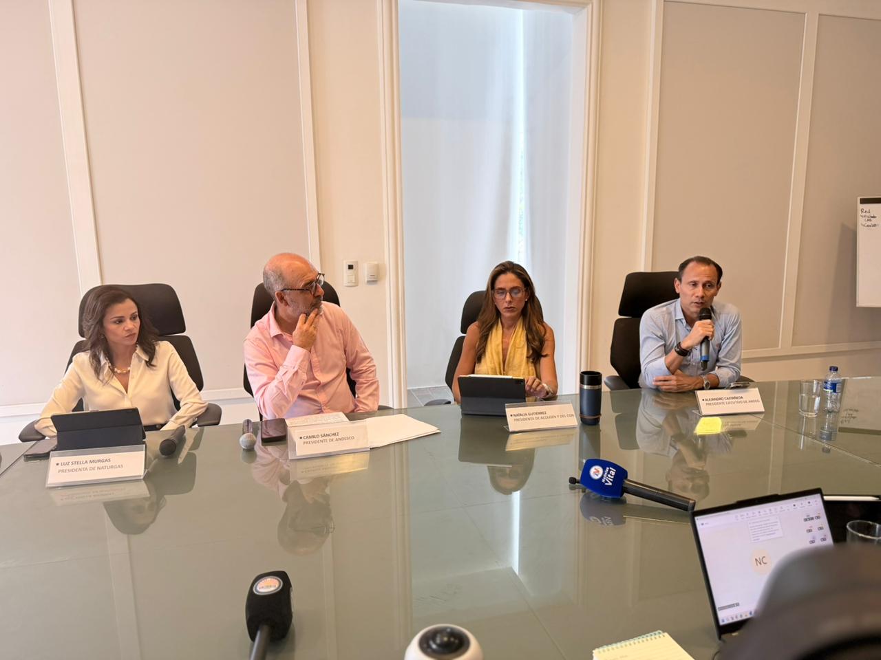 Nuestro presidente, Alejandro Castañeda, señaló que es fundamental que el gobierno nacional y la Superservicios, a través del fondo empresarial, aseguren los recursos que se requieren para el pago.